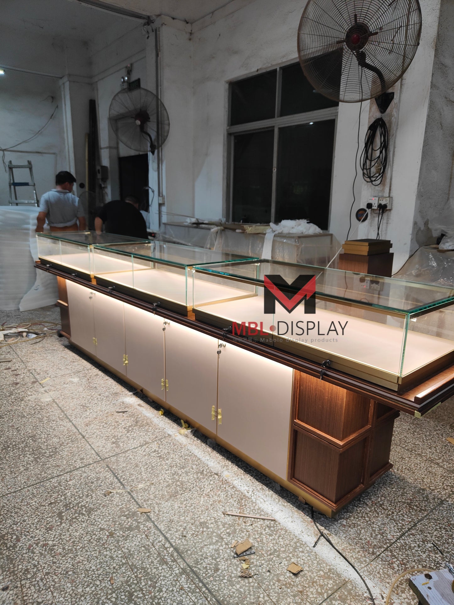 Elegant Jewelry Cabinets: Meeting Global Demands