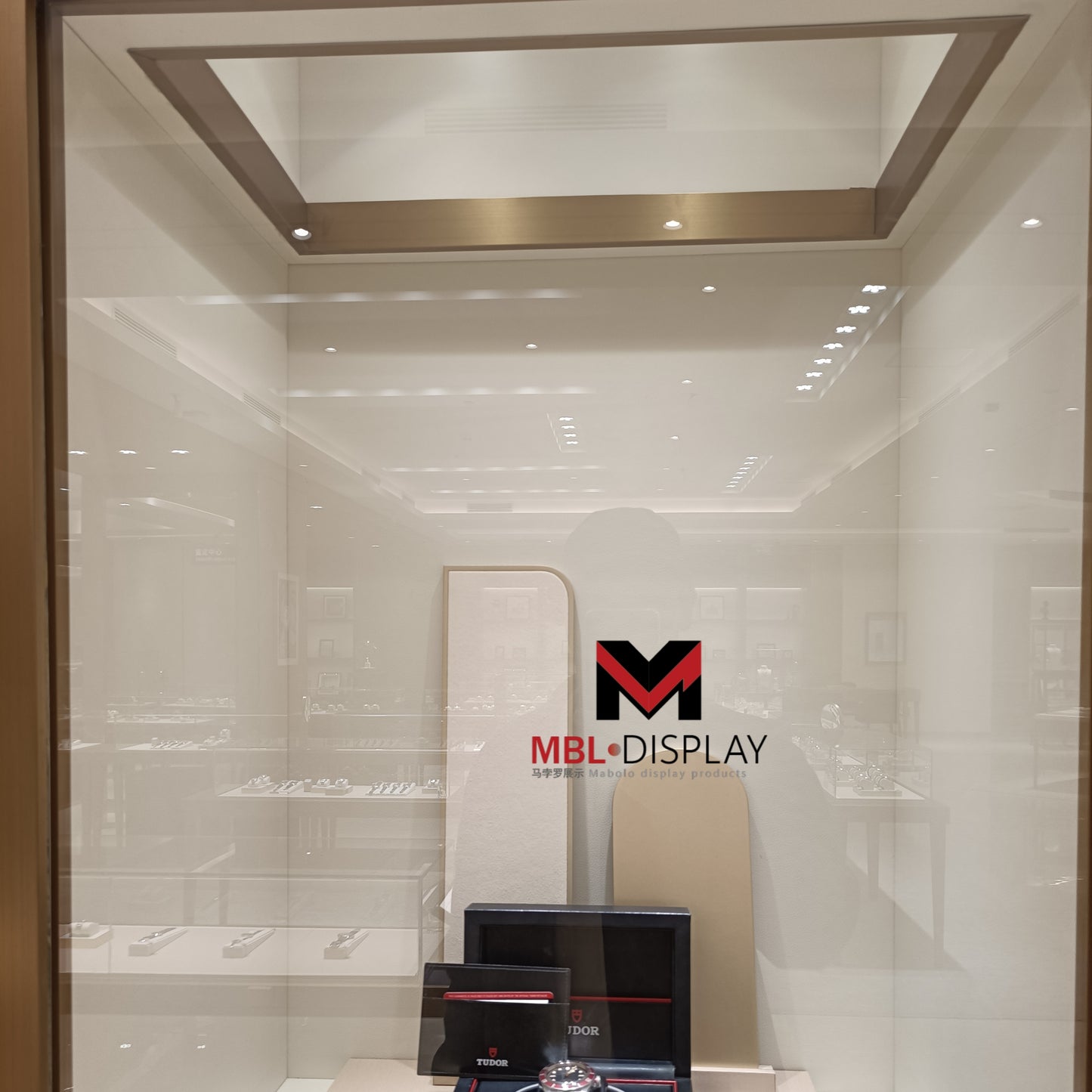 Bright focus creator: Embedded rose gold jewelry display case