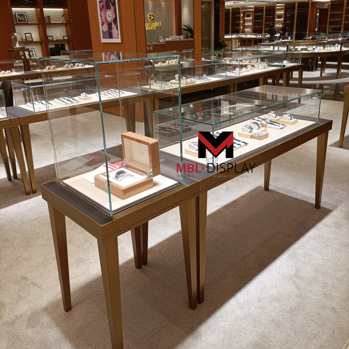 A Fashionable Eye - Catching Wonder:Rose gold lamp with jewelry sales cabinet