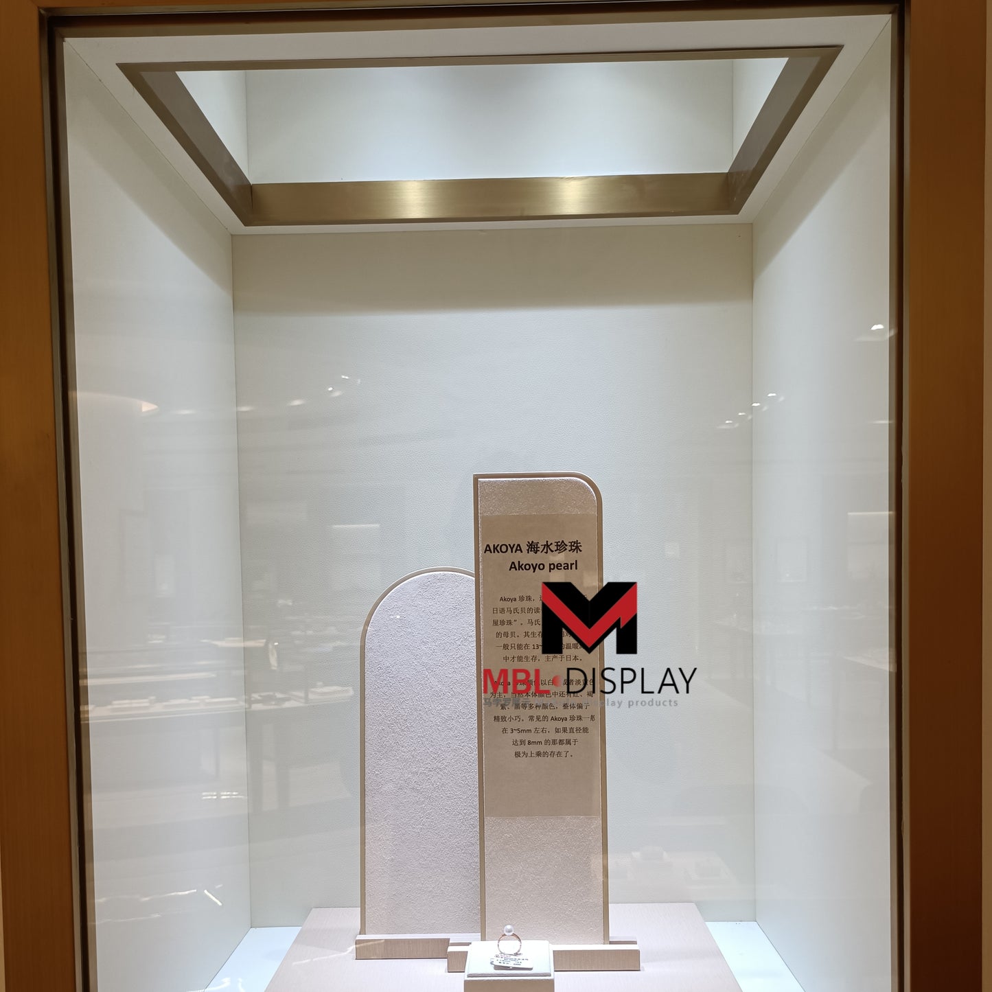 Bright focus creator: Embedded rose gold jewelry display case