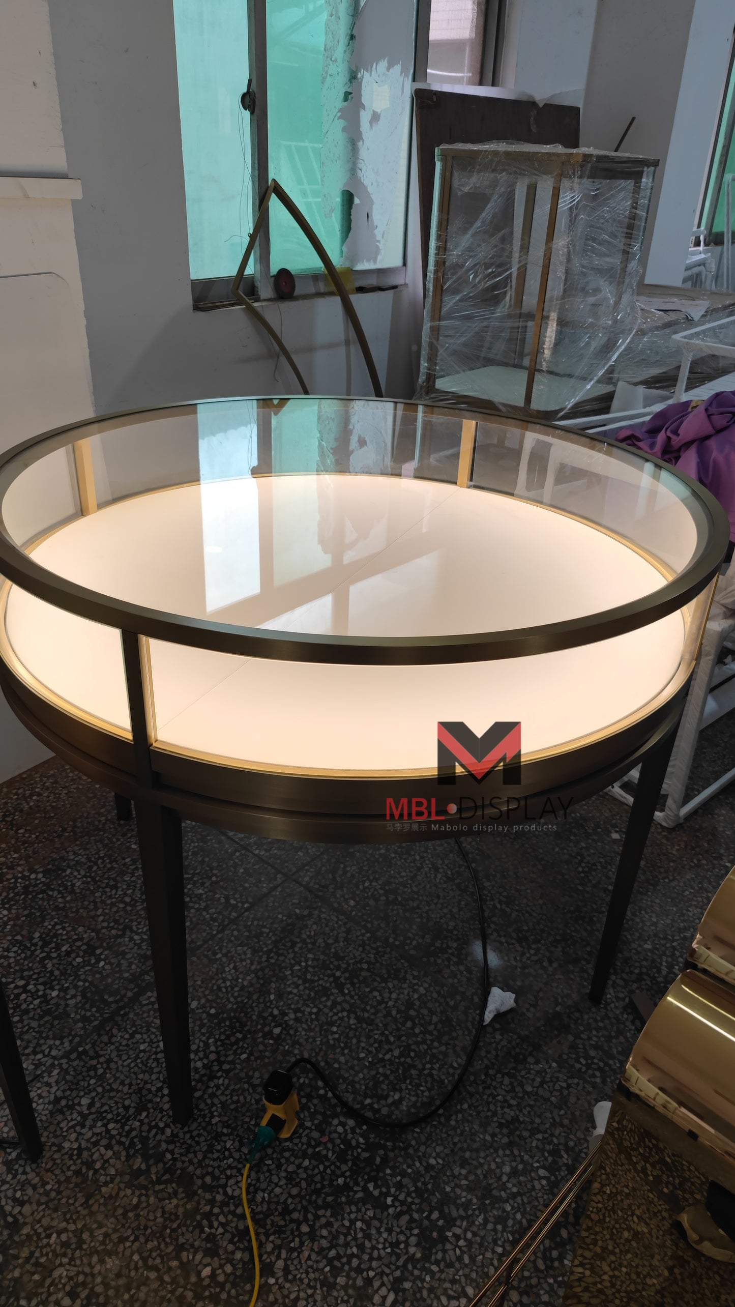 Luxurious Jewelry Showcases for International Clients