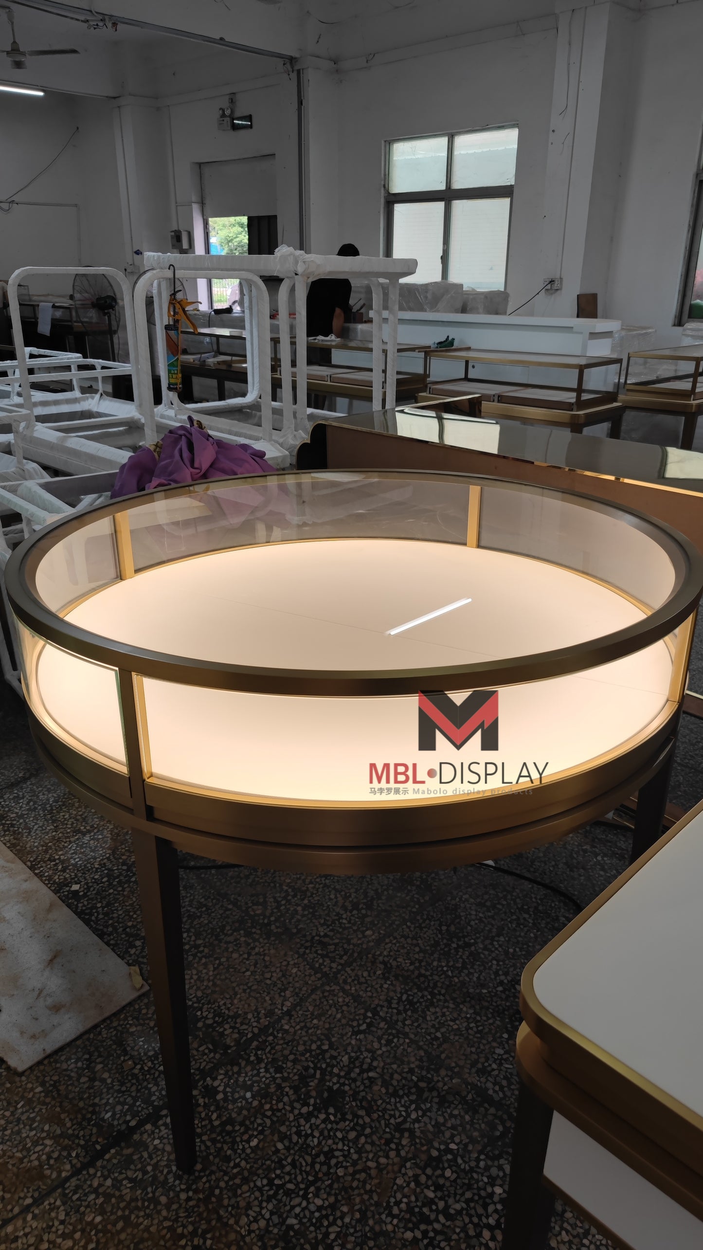 Luxurious Jewelry Showcases for International Clients