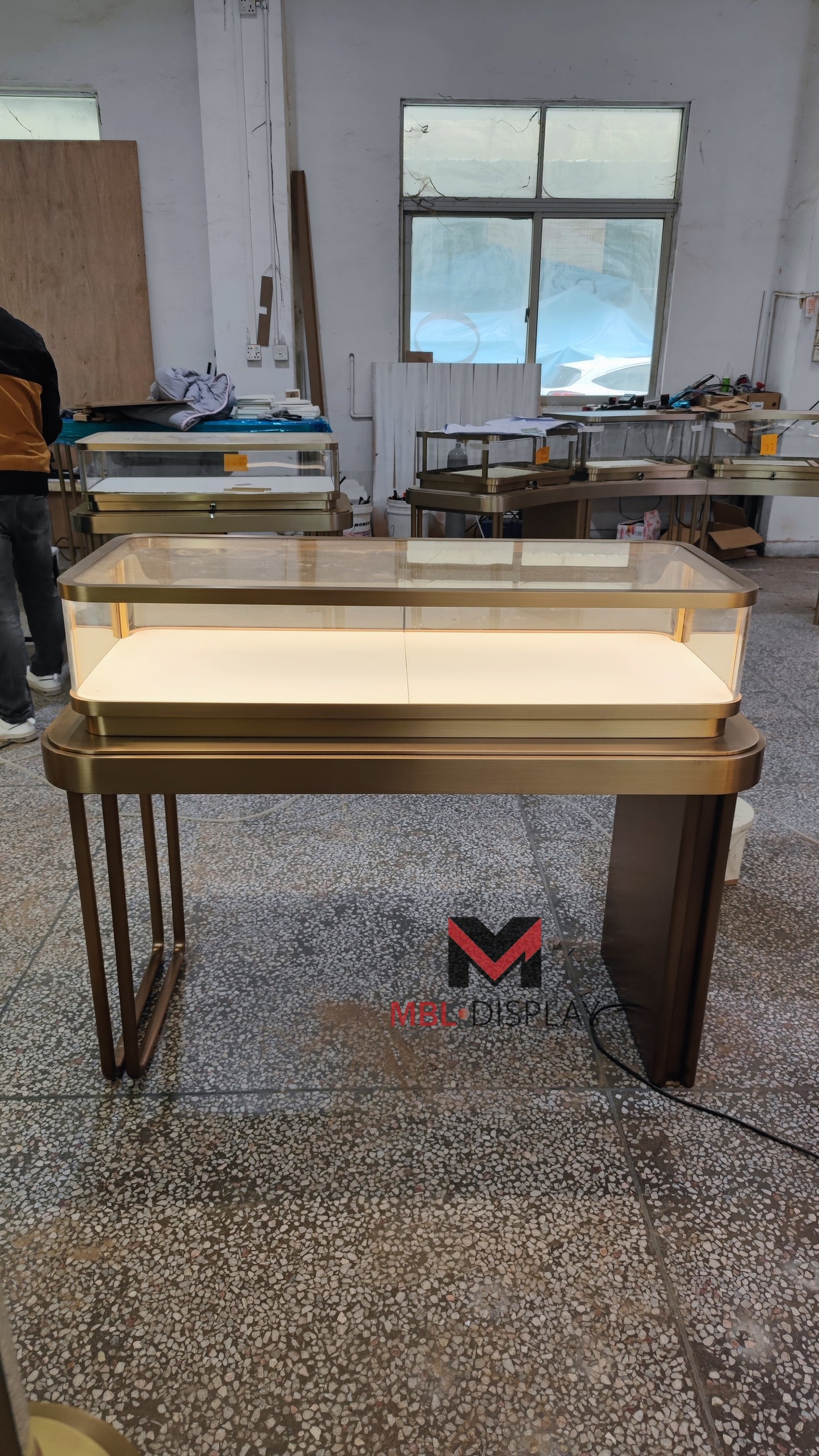 Innovative Jewelry Cabinets for World Trade